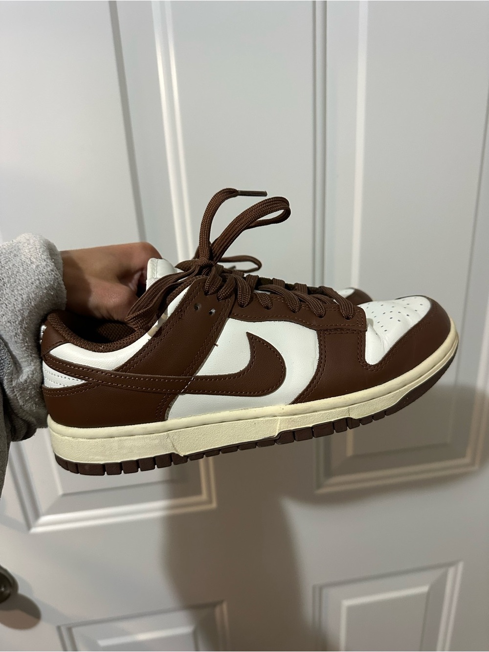 Nike Low-Top Sneakers in White and Brown